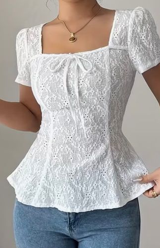 Blusa blanca encaje lazo peplum