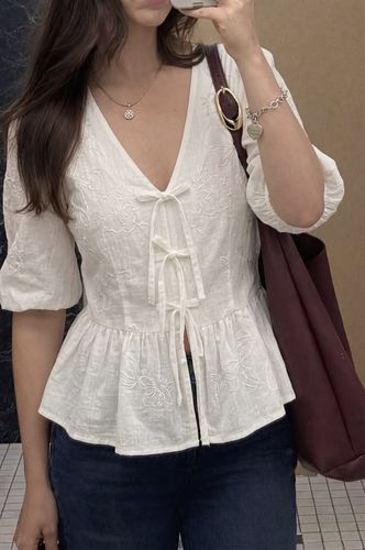 Blusa blanca lazos escote V peplum