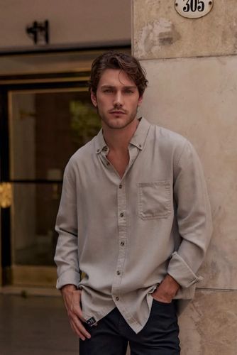 Camisa de lino gris topo