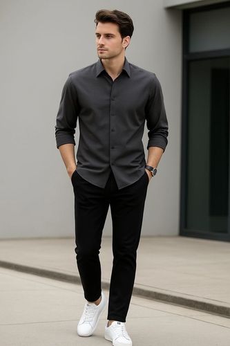 Camisa gris oscuro con pantalón negro