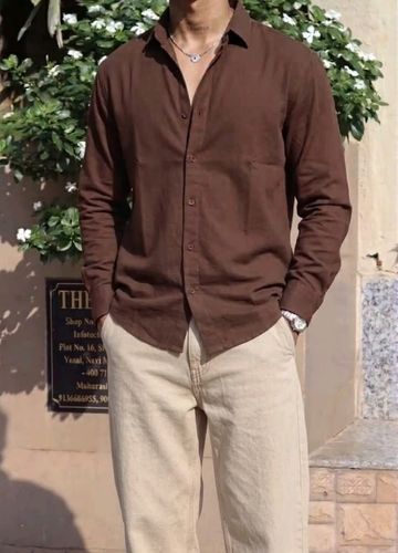 Camisa marrón chocolate con pantalón beige