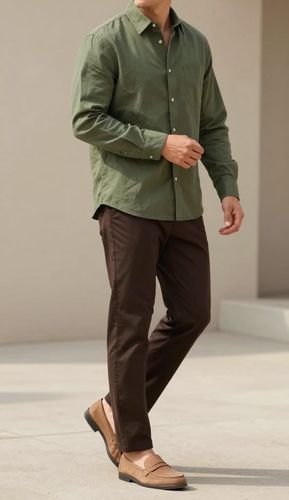 Camisa verde oliva con pantalón marrón