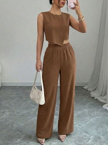 Conjunto top cropped y pantalón camel