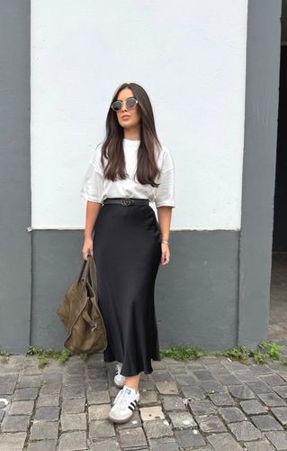 Falda satinada negra midi