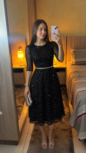 Vestido negro brillante manga tres cuartos