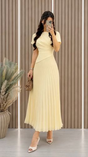 Vestido plisado amarillo pastel